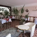 Au Petit Bearn فندق 3*